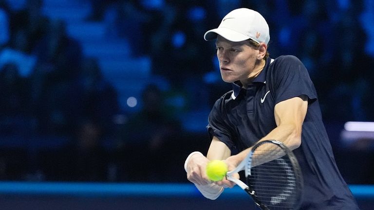 Jannik Sinner feiert erfolgreichen Auftakt bei den ATP Finals in Turin.