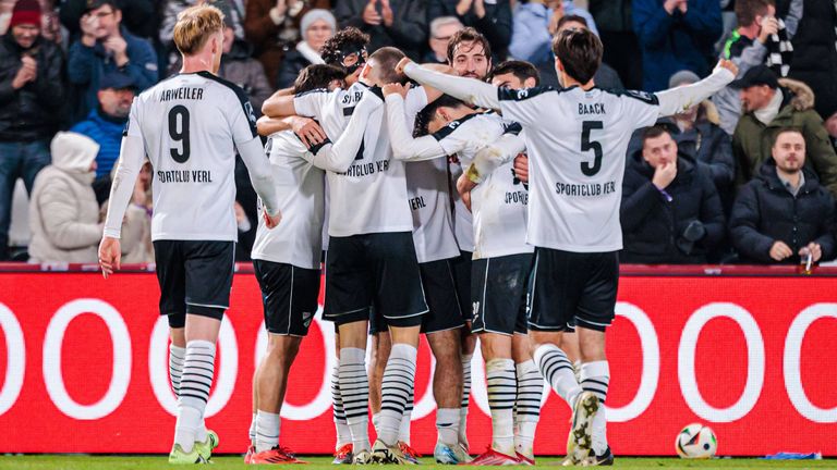 Der SC Verl bejubelt den Siegtreffer gegen Hansa Rostock.