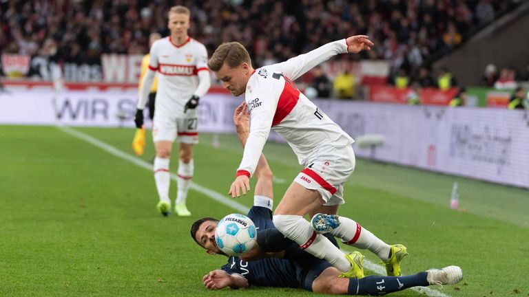 Ein besonderer Tausch! Maximilian Mittelstädt hat einem Fan nach dem Spiel das Trikot überreicht.