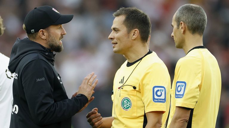 Der VfB-Coach Sebastian Hoeneß sieht beim Heimspiel gegen Holstein Kiel nach Abpfiff noch Diskussionsbedarf mit Schiedsrichter Robert Hartmann.