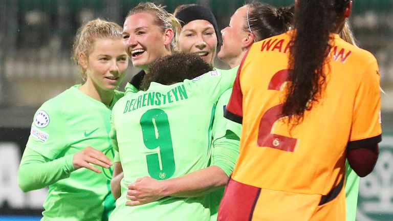 Alexandra Popp (2.v.h.l.) schnürt Dreierpack für den VfL Wolfsburg.