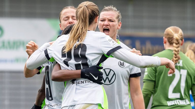 Der VfL Wolfsburg jubelt in der Frauen-Bundesliga bei der TSG Hoffenheim.