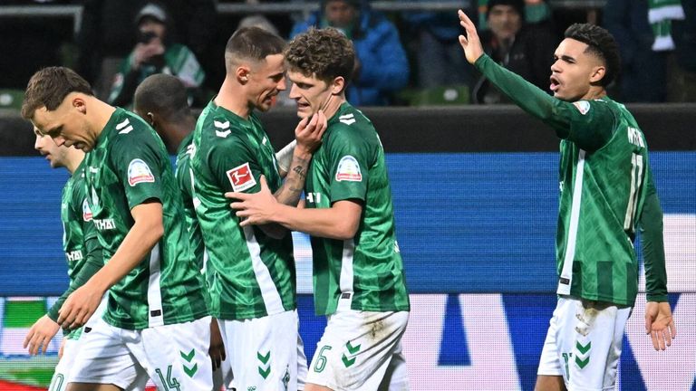 Werder Bremen feiert einen Last-Minute-Sieg gegen Holstein Kiel.