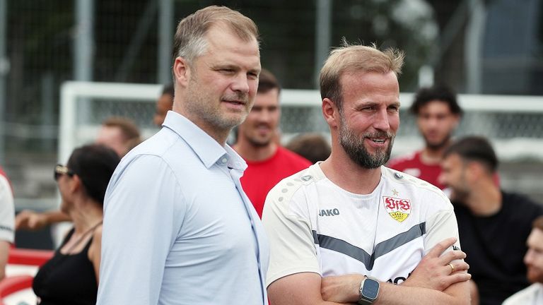 Stuttgarts Sportvorstand Fabian Wohlgemuth (l.) mit Trainer Sebastian Hoeneß.