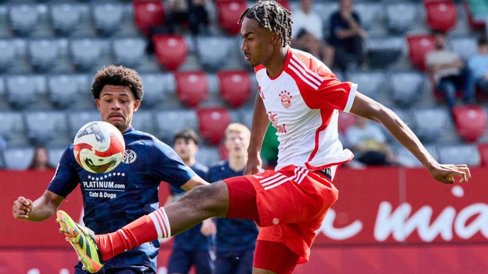 Jonah Kusi-Asare steht im Kader des FC Bayern gegen Heidenheim ...