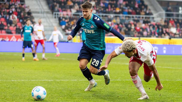 Der 1. FC Köln um Youngster Jan Thielmann (l.) fährt beim Schlusslicht Jahn Regensburg den nächsten wichtigen Auswärts-Dreier ein.