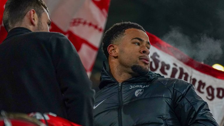 Feierte nach dem Wolfsburg-Sieg mit den Fans: Noah Atubolu.