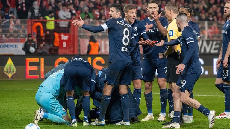 Die Spieler des VfL Bochum beschweren sich hier, nachdem ihr Torwart Patrick Drewes (l., kniend) im Auswärtsspiel bei Union Berlin von einem Feuerzeug getroffen wurde.