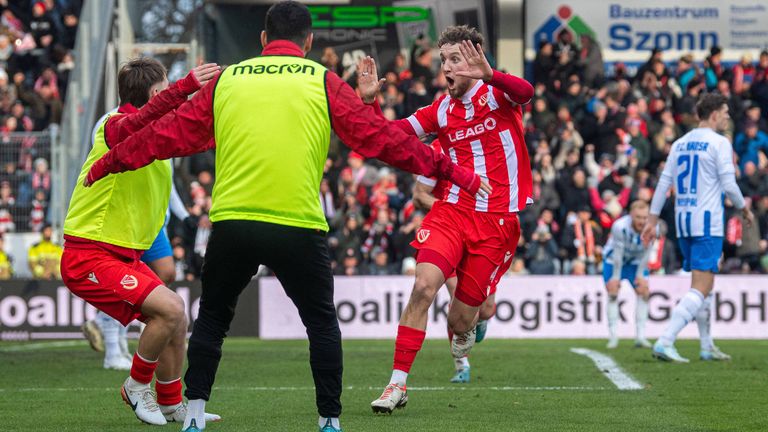 Energie Cottbus gewinnt das Derby gegen Hansa Rostock.