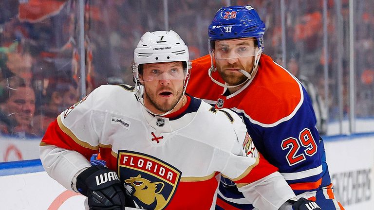 Oilers-Star Leon Draisaitl (r.) bedrängt Dmitry Kulikov von den Florida Panthers.