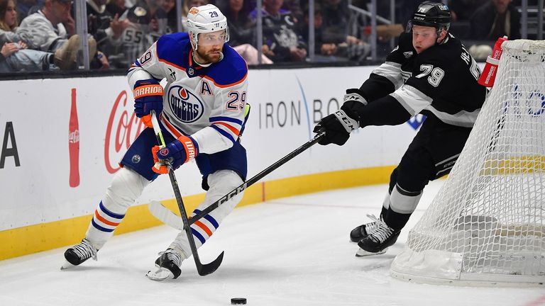 Edmontons Leon Draisaitl (l.) behauptet den Puck gegen Samuel Helenius von den Los Angeles Kings.