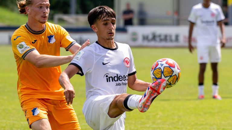 Der 16-Jährige Ebu Bekir Is könnte gegen Olympique Lyon sein Profidebüt für die SGE feiern.