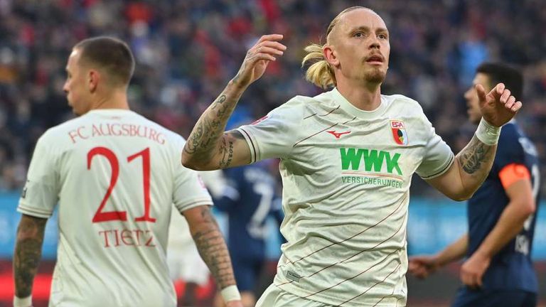 Marius Wolf beim Spiel des FC Augsburg gegen den VfL Bochum am zwölften Spieltag.