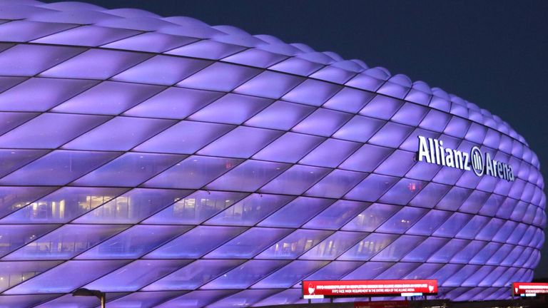 Anlässlich des "Internationalen Tages der Menschen mit Behinderung" erstrahlt die Allianz Arena in Lila.