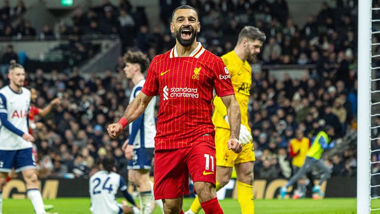 Liverpools Superstar Mohamed Salah bejubelt eines seiner zwei Tore gegen Tottenham.