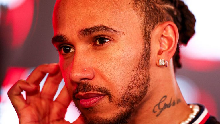 Lewis Hamilton fährt ab 2025 an der Seite von Charles Leclerc für Ferrari.