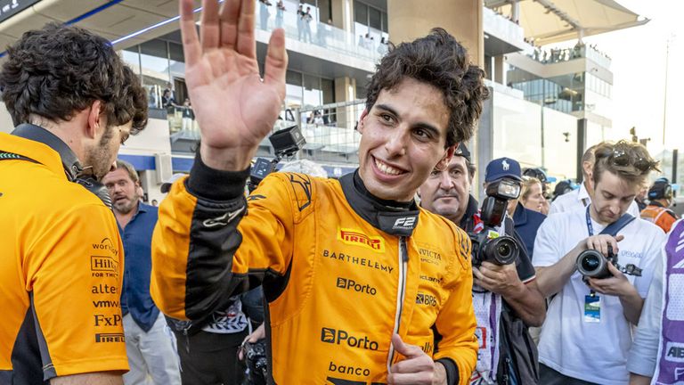 Gabriel Bortoleto (m.) ist der neuer Champion der Formel 2.