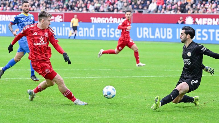 Fortuna Düsseldorf feiert einen torreichen Sieg gegen Eintracht Braunschweig.