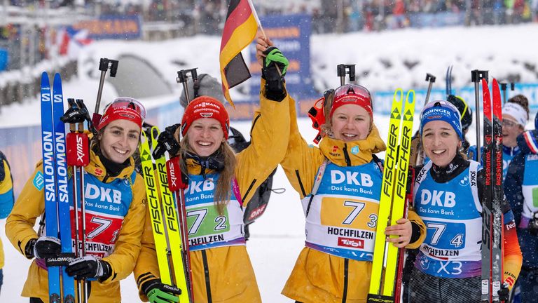 Große Freude bei der deutschen Siegerstaffel (v.l.): Vanessa Voigt, Julia Tannheimer, Selina Grotian und Franziska Preuß.