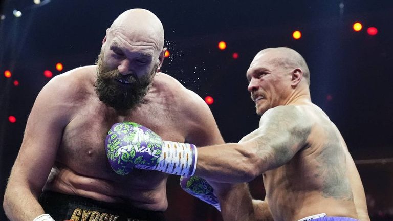 Tyson Fury (l.) im Schlagabtausch mit Alexander Usyk.