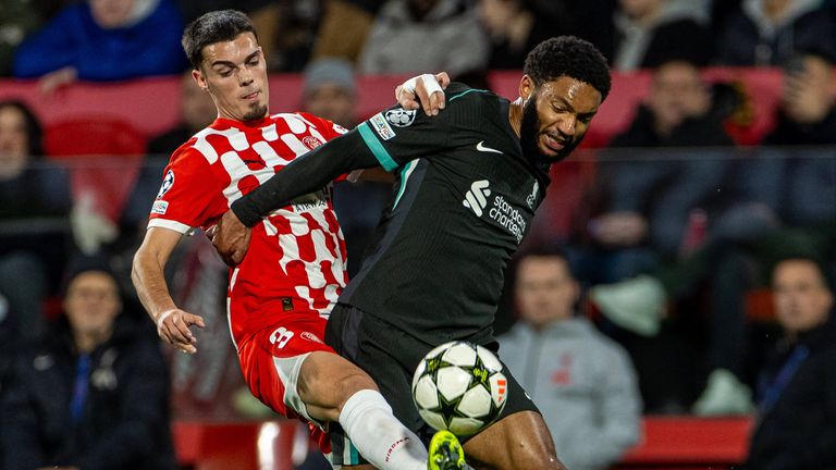 Abwehrkante Joe Gomez (r.) und der FC Liverpool gewinnen in Girona.