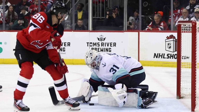 Philipp Grubauer verliert mit Seattle Kraken gegen New Jersey Devils.