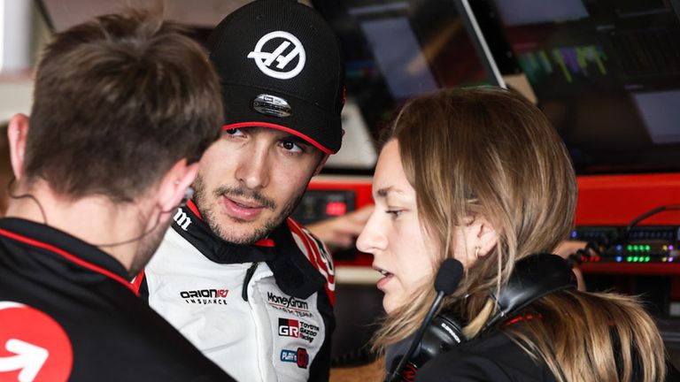 Laura Müller (r.) im Gespräch mit Haas-Pilot Esteban Ocon (m.).