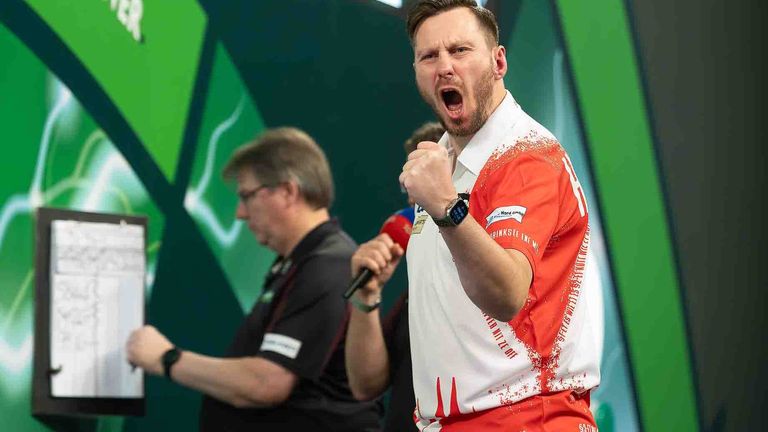 Florian Hempel besiegt bei der Darts-WM den Niederländer Jeffrey de Zwaan.