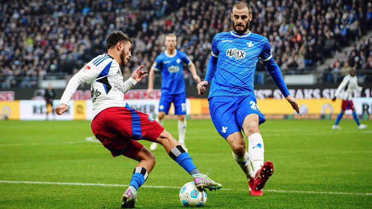 William Mikelbrencis (l.) vom Hamburger SV im Duell mit Darmstadts Aleksandar Vukotic.