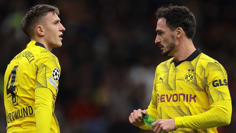 Mats Hummels leidet mit dem verletzten Nico Schlotterbeck.