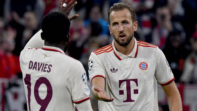 Harry Kane (r.) klatscht hier mit Bayern-Teamkollege Alphonso Davies ab.