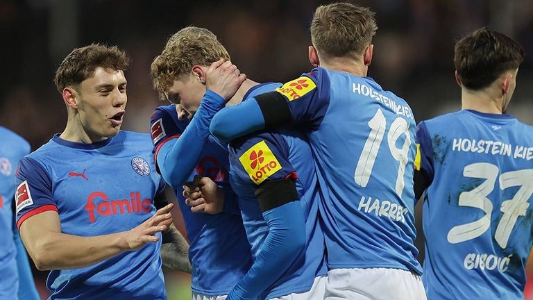 Die Spieler von Holstein Kiel bejubeln das Tor von Lasse Rosenboom (2. von l.).