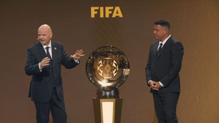 Gianni Infantino stellt zusammen mit der Fußballer-Legende Ronaldo den Pokal für die Klub-Weltmeisterschaft 2025 vor.