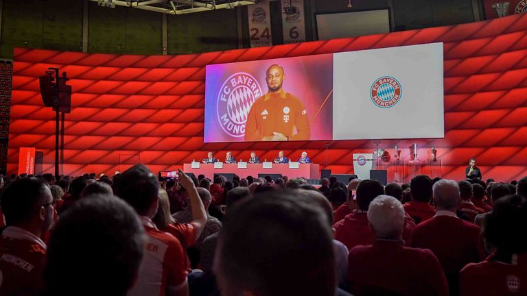 Vincent Kompany schickt auf der Jahreshauptversammlung des FC Bayern eine Videobotschaft an die Mitglieder.