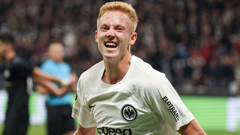 Hugo Larsson steht seit Sommer 2023 bei Eintracht Frankfurt unter Vertrag.