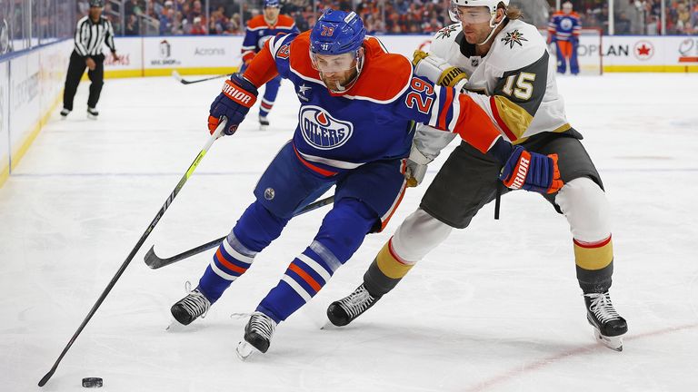 Mit dem fünften Sieg im fünften Spiel liegen die Edmonton Oilers um den deutschen Superstar Leon Draisaitl (l.) weiter auf Playoff-Kurs.