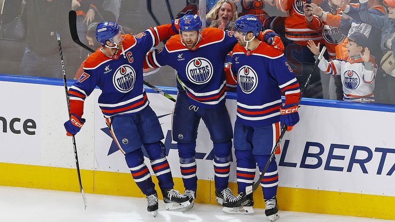 Oilers-Star Leon Draisaitl (m.) wird von seinen Teamkollegen für den Siegtreffer gegen die San Jose Sharks gefeiert.