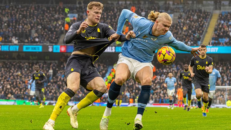 Erling Haaland (r.) und Manchester City verpassen auch gegen den FC Everton einen Sieg und können damit nicht auf die Champions-League-Plätze aufschließen. 