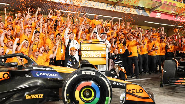 McLaren feiert den Gewinn der Konstrukteurs-WM in Abu Dhabi.