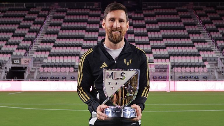 Miami-Superstar Lionel Messi hält die MVP-Trophäe der MLS in den Händen.