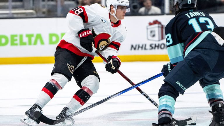 Tim Stützle  (l.) im Spiel seiner Ottawa Senators gegen die Seattle Kraken.