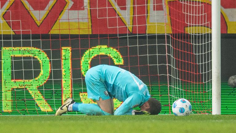 VfL-Schlussmann Patrick Drewes wird beim Bundesliga-Spiel gegen Union Berlin von einem Feuerzeug am Kopf getroffen.