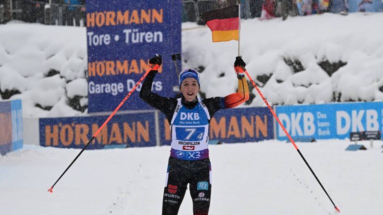 Biathletin Franziska Preuß bejubelt ihren dritten Weltcup-Sieg.