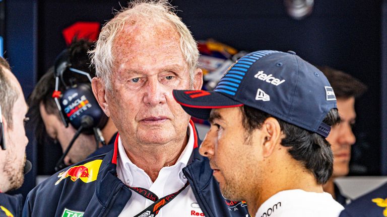 Sergio Perez (r.) im Gespräch mit Red Bulls Motorsportchef Dr. Helmut Marko.