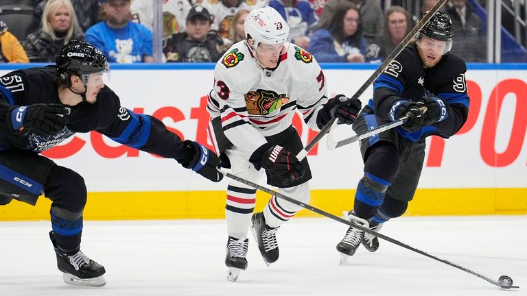 Lukas Reichel (M) verliert mit den Chicago Blackhawks gegen die Toronto Maple Leafs.