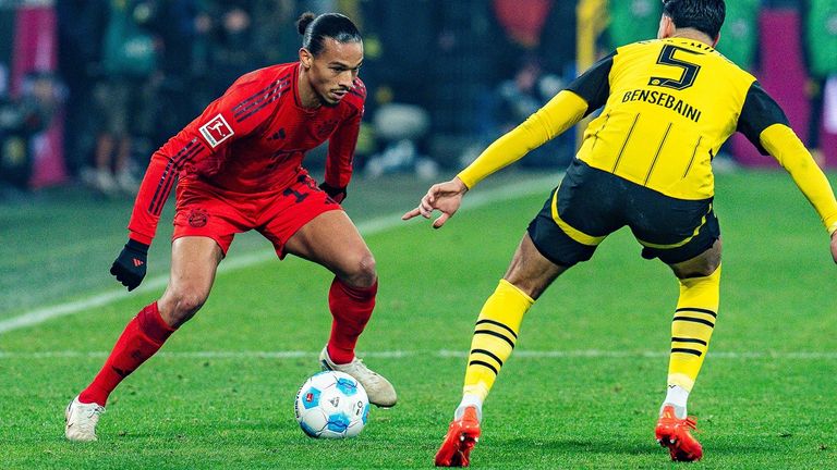 Bayerns Leroy Sane (l.) im Duell mit BVB-Verteidiger Ramy Bensebaini.