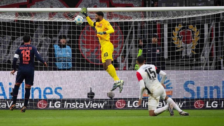 Kaua Santos brachte Eintracht Frankfurt mit einem Slapstick-Eigentor in Rückstand.