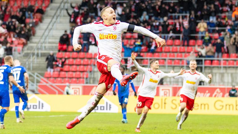 SSV Jahn Regensburg jubelt gegen den SV Darmstadt 98.