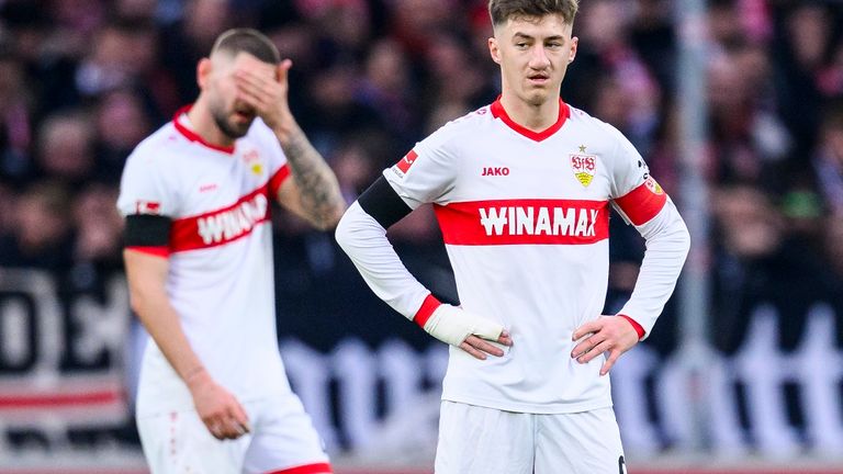 Wie kommt der VfB Stuttgart um Mittelfeldregisseur Angelo Stiller (r.) ins neue Jahr?