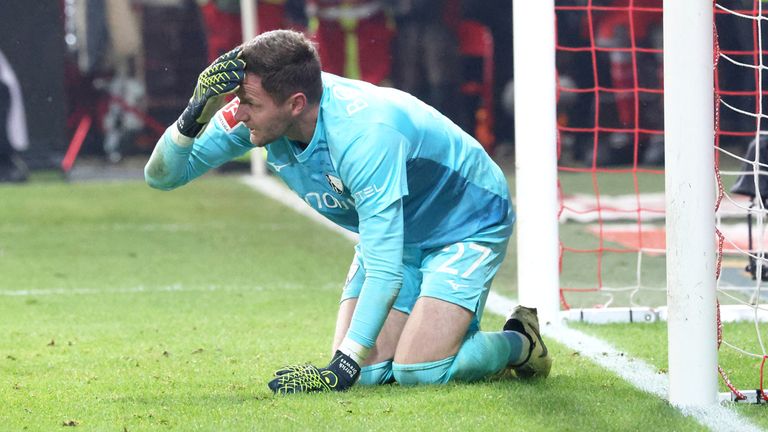 VfL-Keeper Patrick Drewes wurde beim Bundesliga-Spiel bei Union Berlin von einem Feuerzeug am Kopf getroffen.